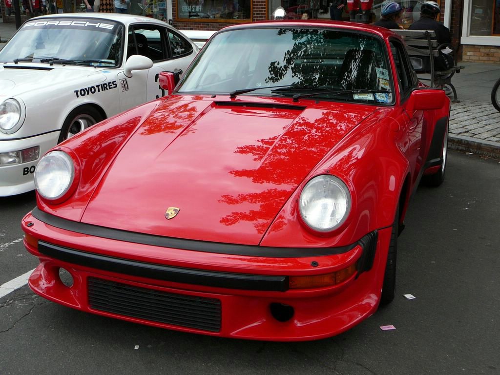 Porsche 930 Turbo rojo de 1989. Este ejemplar lleva un paragolpes delantero modificado.